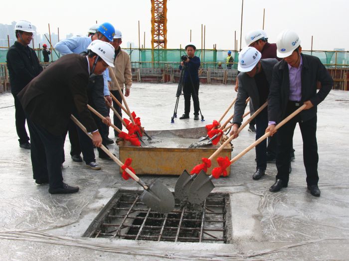 2各公司代表将最后一铲混凝土浇筑。王莹摄。.jpg