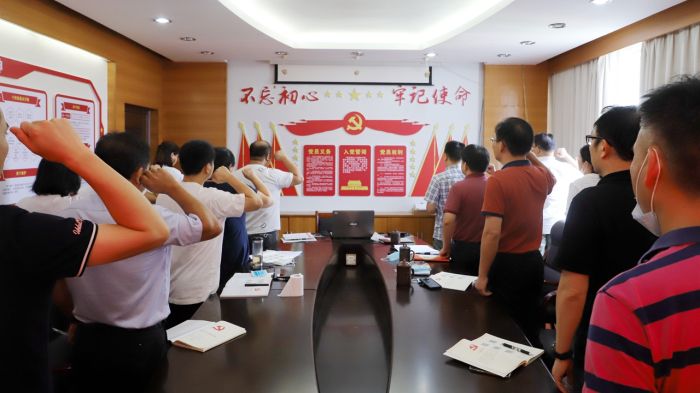 重温入党誓词。谭龙摄.jpg