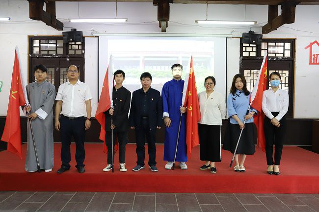 向青年职工授”青年突击队“旗帜（修图）.jpg