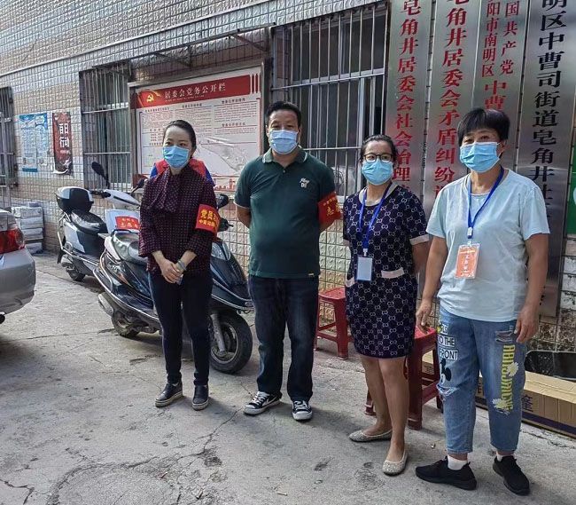 总承包公司员工付海（左二）与社区工作人员在一起（修图）.jpg