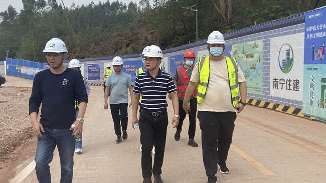 邓少新深入施工现场检查指导。陆勤摄（修图）.jpg