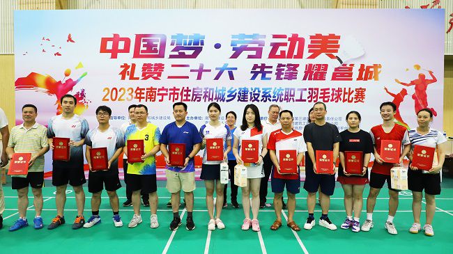 公司获优秀组织奖，李天阳代表公司上台领奖。.jpg