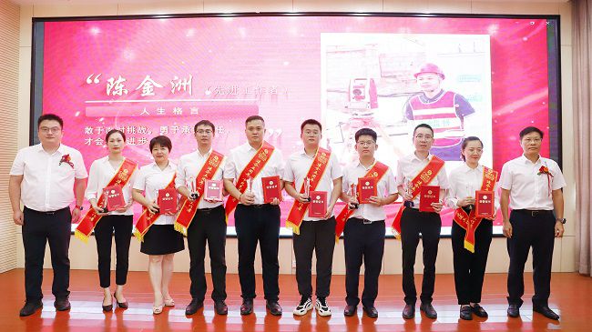 先进工作者颁奖合影。杨钰 摄（修图）.jpg