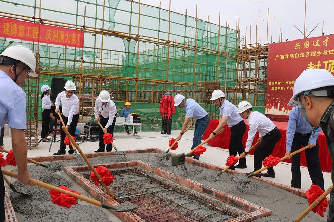 到场嘉宾共同浇筑最后一方混凝土（修图）.jpg
